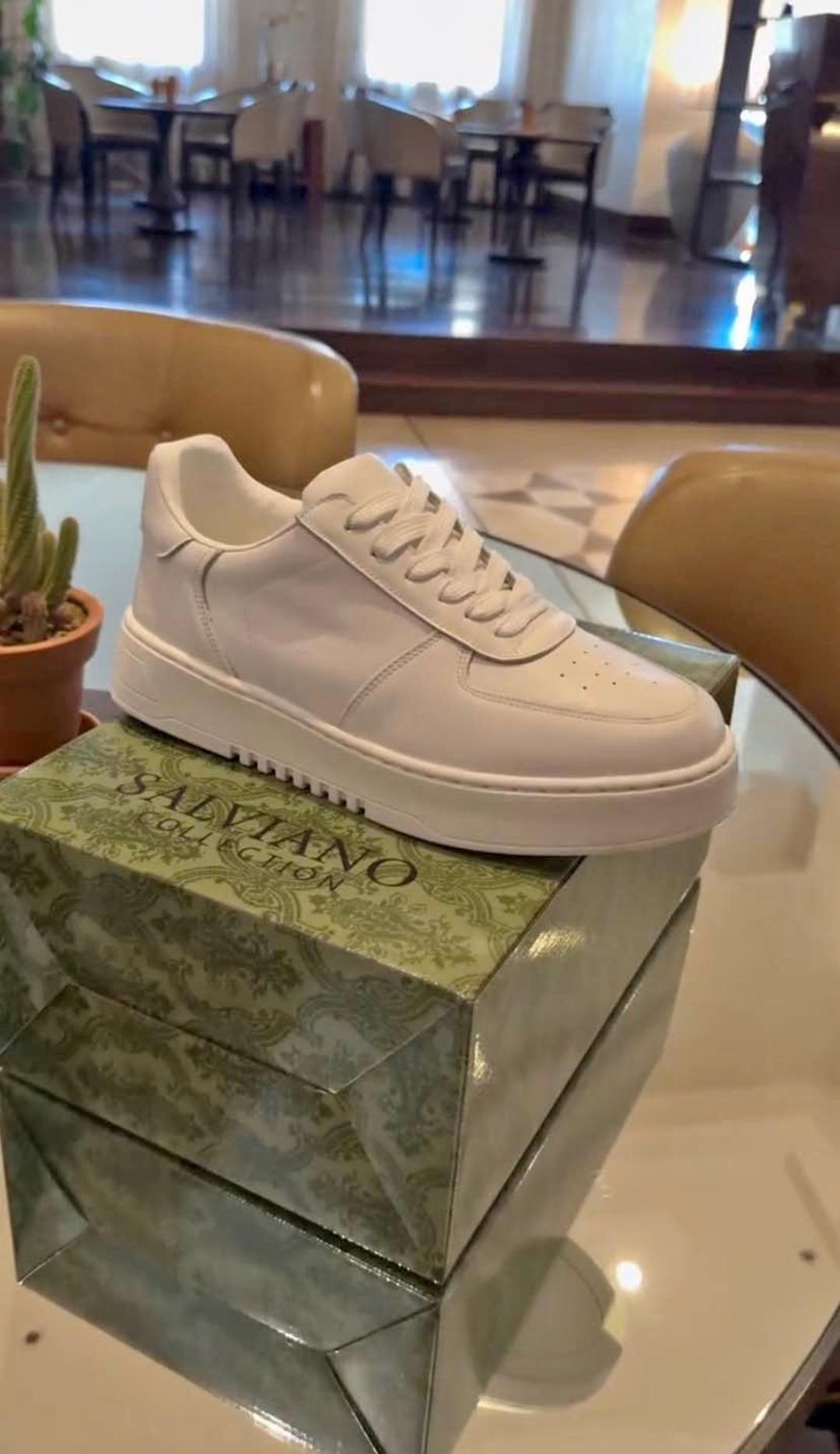 Sneakers حذاء أبيض مريح وعصري للرجال