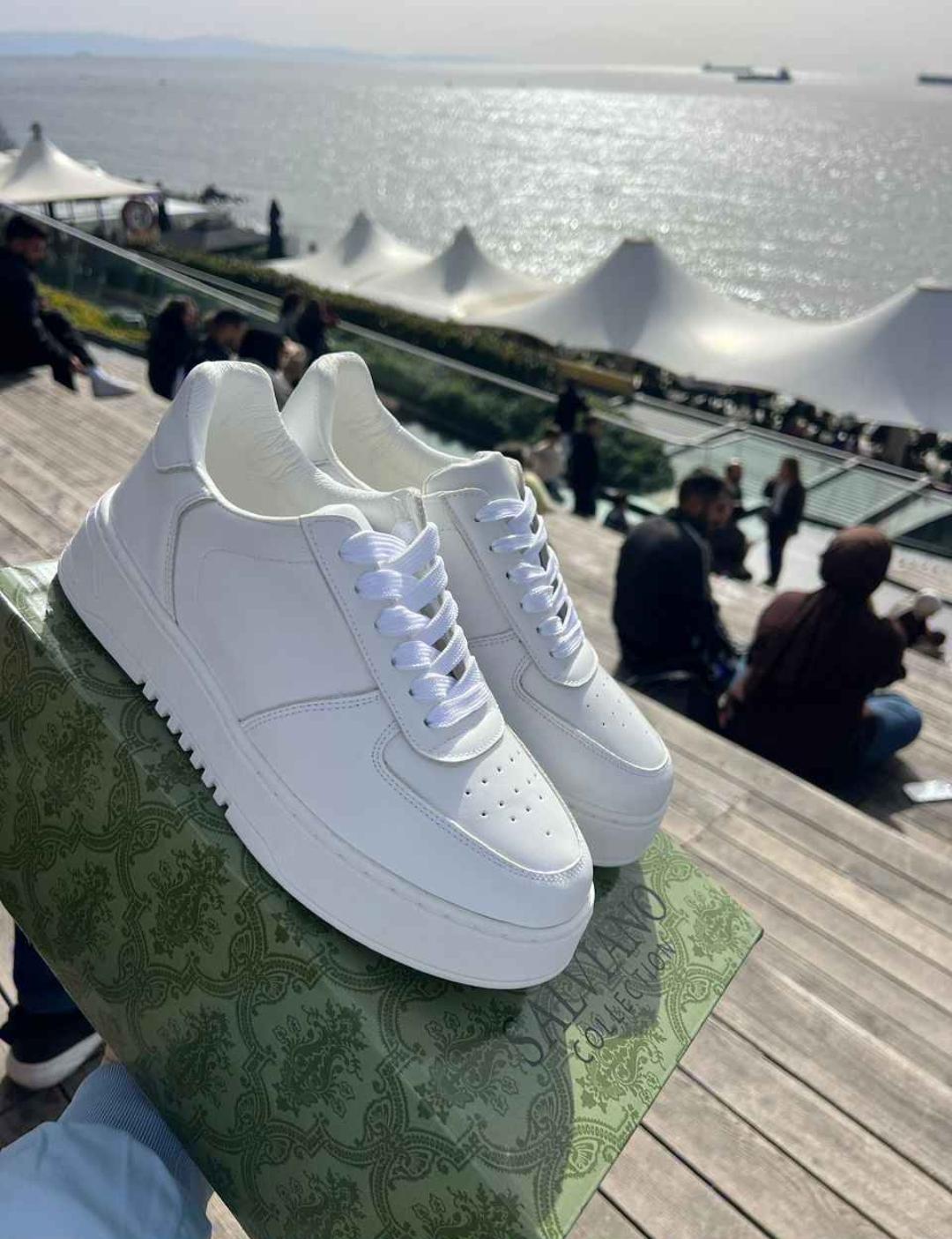 Sneakers حذاء أبيض مريح وعصري للرجال