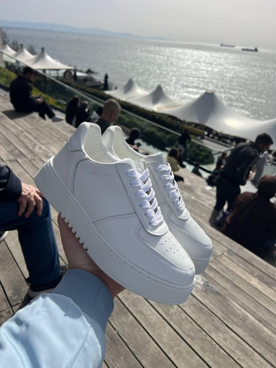 Sneakers حذاء أبيض مريح وعصري للرجال