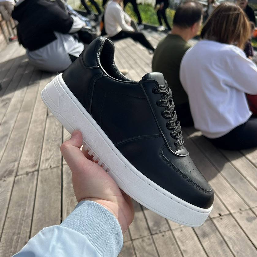 Sneakers حذاء أبيض مريح وعصري للرجال